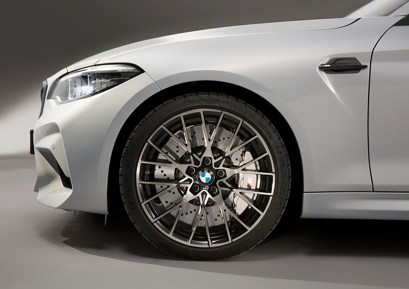 BMW M2 Competition, optionale 19-Zoll-Schmiederder (Vorderachse: 9J x 19, Hinterachse 10J x 19) im Y-Speichen Design, glanzgedreht