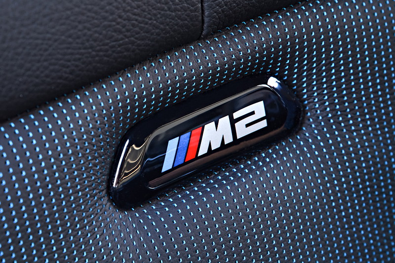BMW M2 Competition, M2 Logo im Sitz