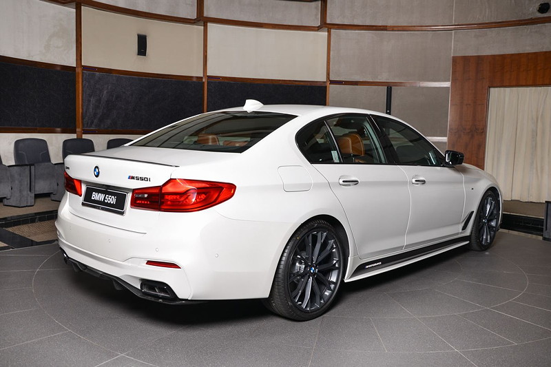 BMW M550i (G30) im Showroom von BMW Abu Dhabi Motors