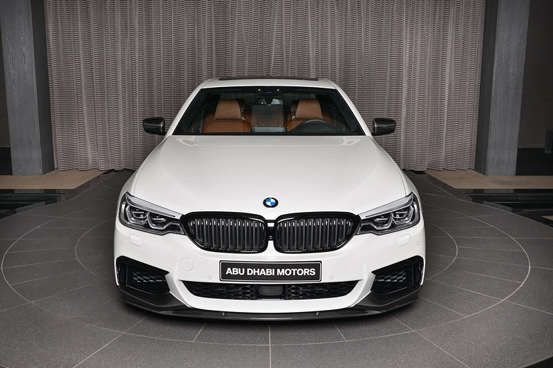 BMW M550i xDrive mit BMW M Performance Komponenten im Showroom von BMW Abu Dhabi Motors.