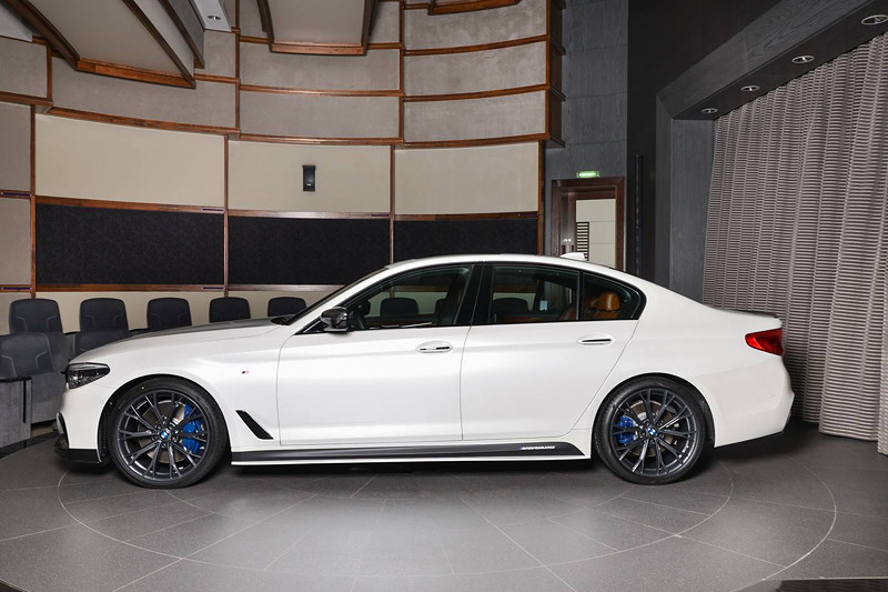 BMW M550i (G30) mit Seitenschwellerverkleidung und BMW M Performance Schriftzug.