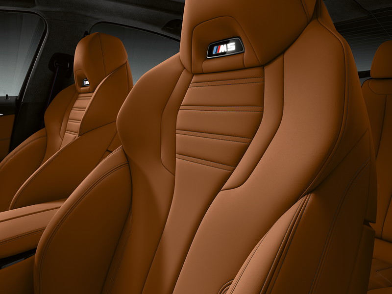 BMW M5 Competition, Schalensitze mit beleuchtetem M5 Logo