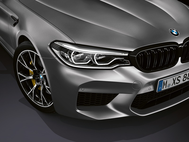 BMW M5 Competition, viele Desingelemente in schwarz hochglnzend, u. a. der Rahmen der BMW-Niere