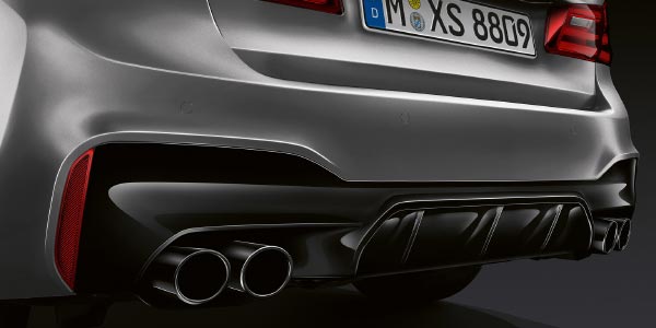 BMW M5 Competition, in schwarz-chrom ausgefhrte Auspuff-Endrohre als Competition Merkmal