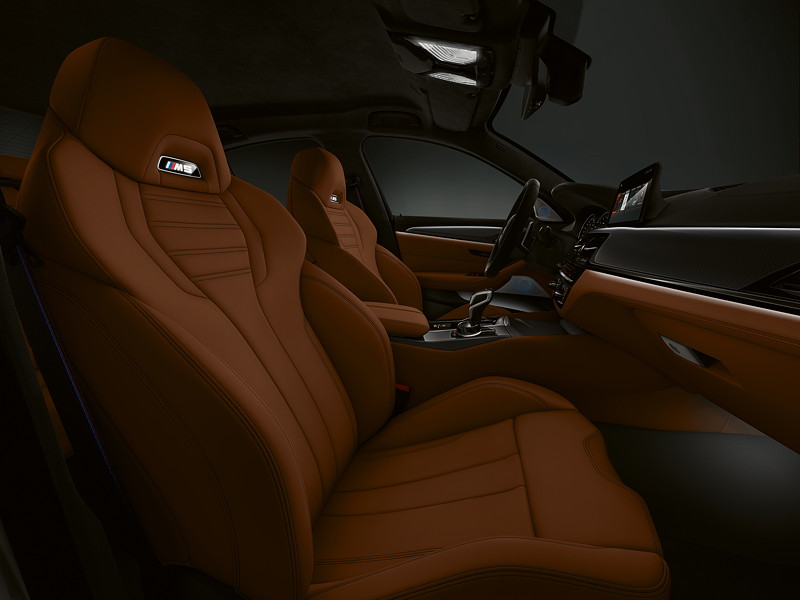 BMW M5 Competition, Innenraum, Schalensitze mit beleuchtetem M5 Logo
