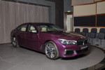 BMW M760Li in BMW Individual 'Purple silk metallic' im Showroom von BMW Abu Dhabi Motors