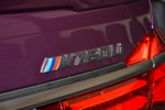 BMW M760Li in BMW Individual 'Purple silk metallic', Typ-Bezeichnung auf der Heckklappe