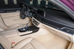 BMW M760Li in BMW Individual 'Purple silk metallic' mit heller Voll-Leder-Innenausstattung
