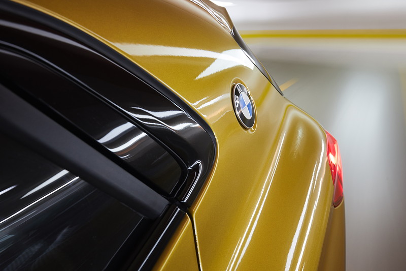 BMW X2 xDrive20d, Modell M Sport X, in Galvanic Gold, on location in Lissabon.