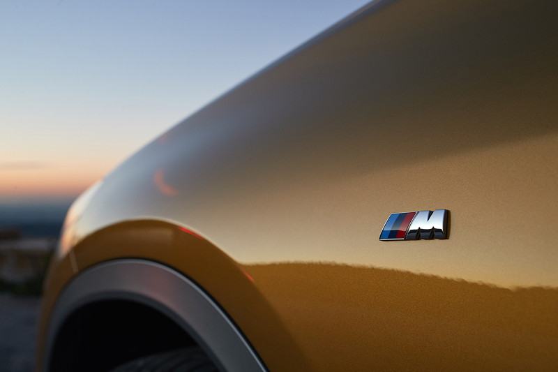 BMW X2 xDrive20d, Modell M Sport X, in Galvanic Gold, on location in Lissabon.