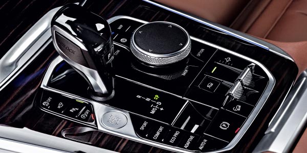 BMW X5, neues Bediensystem mit neu gestalteter Mittelkonsole, mit iDrive Touch Ccontroller.