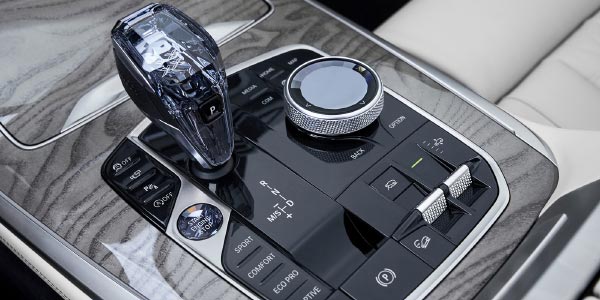 BMW X7 - Interieur, Mittelkonsole mit iDrive Controller und Fahrerlebnisschalter