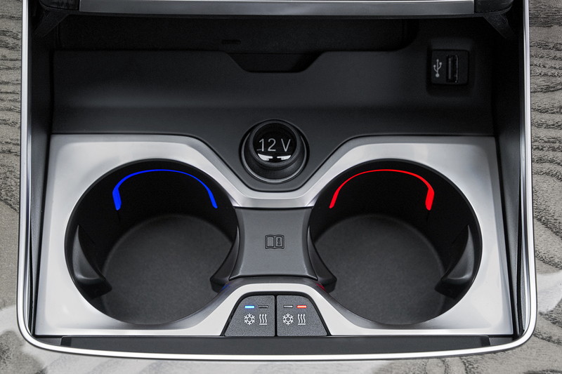 Foto: BMW X7 - Interieur, Getränkehalter mit Kühl- und Warmhaltefunktion  (vergrößert)