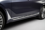 BMW X7, Chrom-Zierleisten im Schwellerbereich, die unmittelbaran die Air Breather anschließen und in der Heckschürze weitergeführt werden