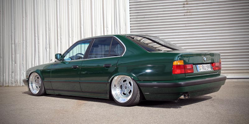 Essen Motor Show 2018: BMW 5er (E34) in Britsh Racing Green mit 3-teiligen 18 Zoll Carline CM2 Felgen und Luftfahrwerk in der tuningXperience