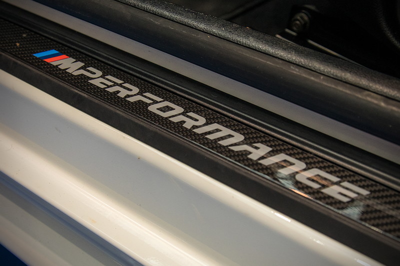 BMW M2 Competition mit M Performance Parts, Einstiegsleiste mit 'M Performance' Schriftzug