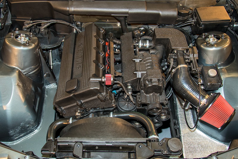 BMW 318is (Modell E30), modifizierter 4-Zylinder-Motor mit Kompressor, Motorraum lackiert