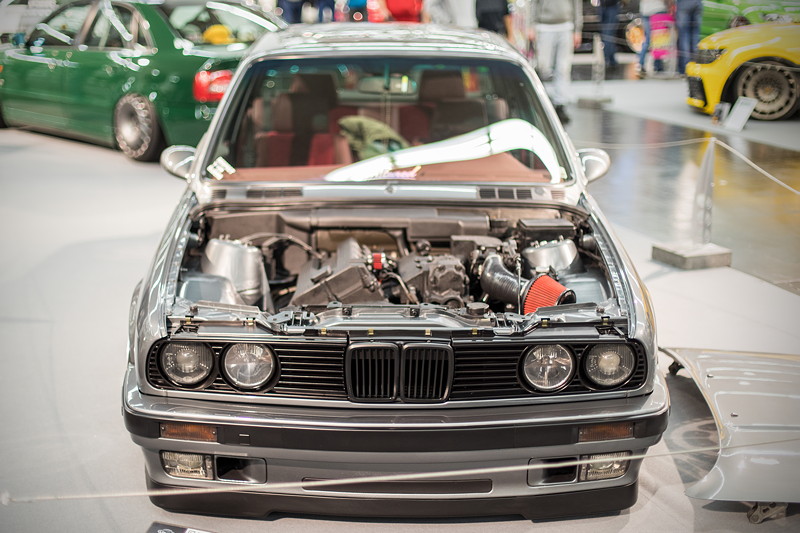 BMW 318is (Modell E30) mit abgenommener Motorhaube