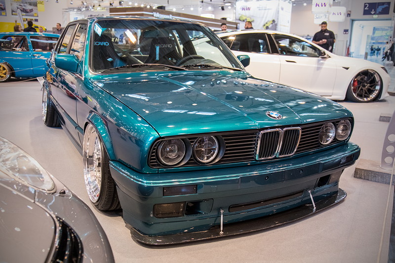 BMW 325i (Modell E30), mit BMW 'IS' Spoilerlippe + Schwert + Sideflaps, 'Edition' Seitenschweller