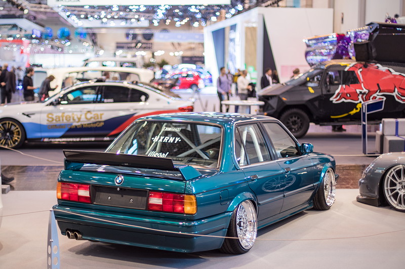 BMW 325i (Modell E30), mit 'TA-Technix' Luftfahrwerk mit einer 'Airlift' 3P Steuerung und Einzelradansteuerung