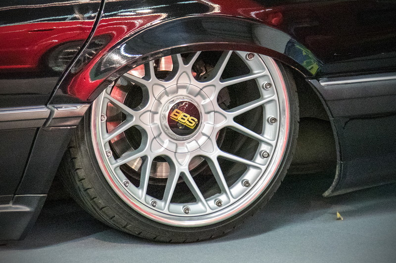 BMW 735i (Modell E32), auf BBS 'RS701' in 10J x 18 Zoll ET 25 (HA)