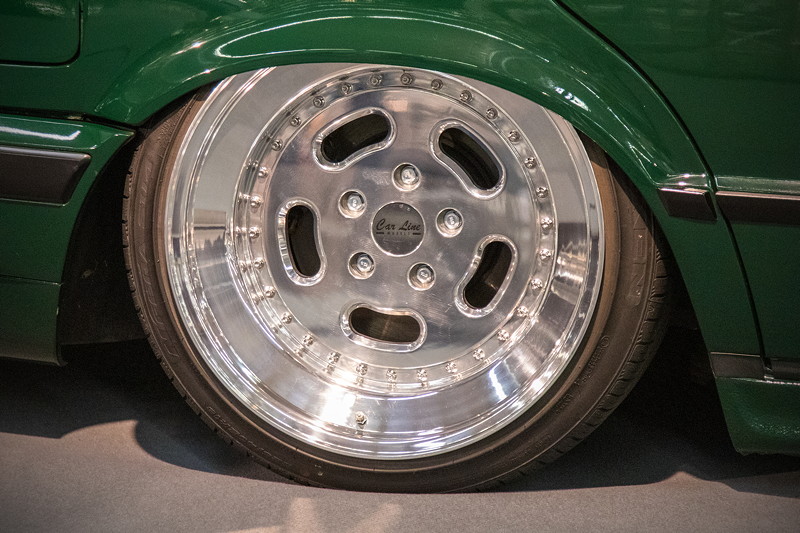 BMW 520i (Modell E34) auf 3-teilige CarLine 'CM2' Felgen in 18 Zoll