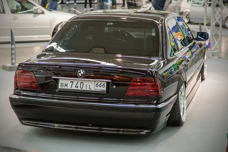 BMW 740iL (Modell E38), mit russischem Kfz-Kennzeichen