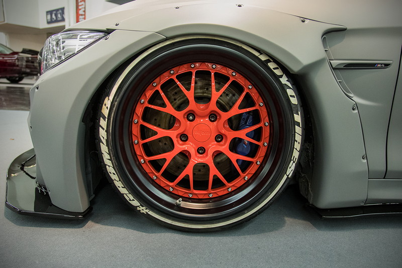 BMW M4 (Modell F82) auf mehrteiligen Rotiform 'LSR' Felgen in 10,5J x 19 Zoll (VA)