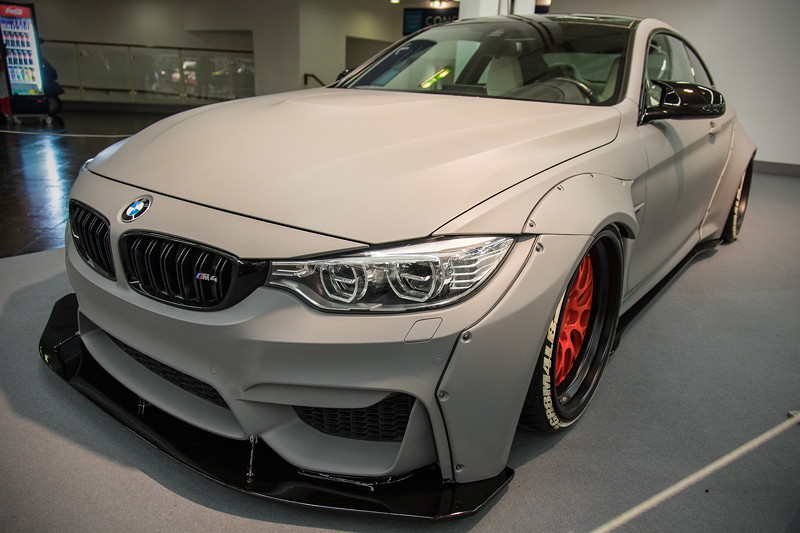 BMW M4 (Modell F82) mit 'AirRex' Luftfahrwerk mit digitalem Air-Management und Fernbedienung