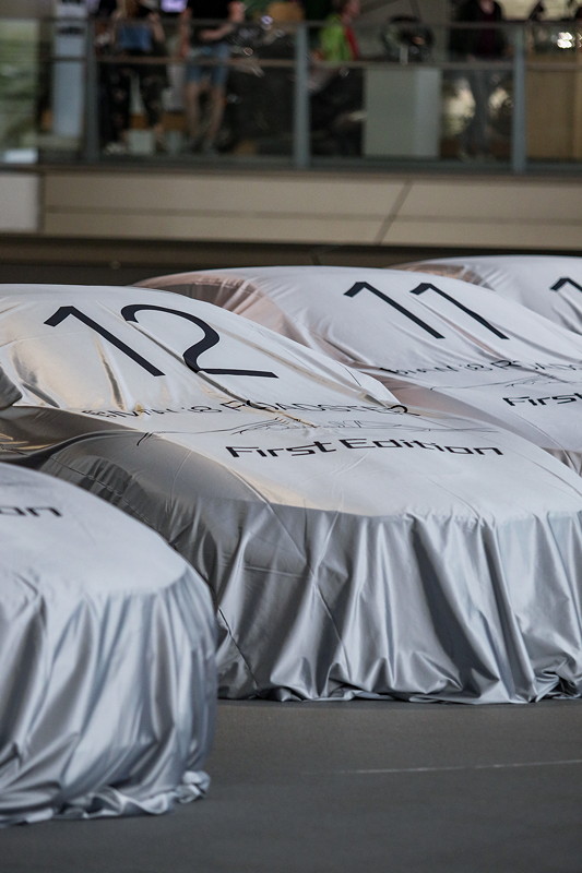 Feierliche Auslieferung von 18 der ersten BMW i8 Roadster in der streng limitierten First Edition an den internationalen BMW i8 Club e.V.