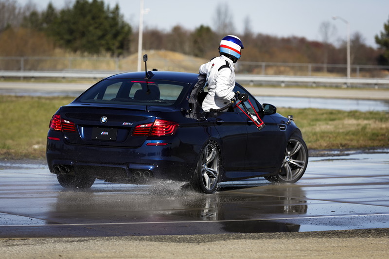 BMW M5 Betankung whrend der Fahrt, also whrend des Driftens.
