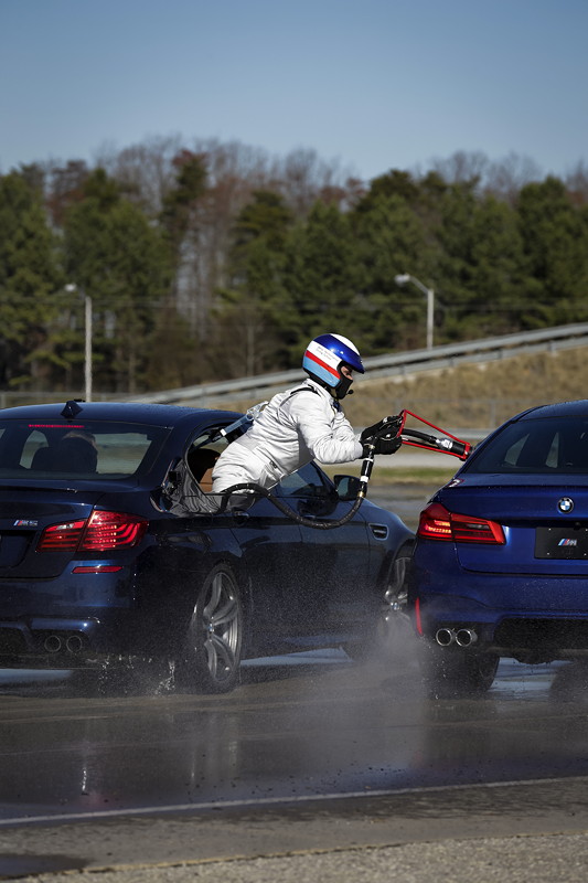 BMW M5 Betankung whrend der Fahrt, also whrend des Driftens.