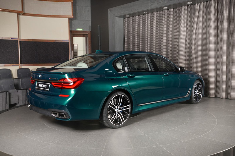 BMW M760Li xDrive M Performance, im Showroom von BMW Abu Dhabi.