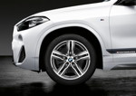 Der neue BMW X2 mit BMW M Performance Parts, 18 Zoll Leichtmetallrad Doppelspeiche 570M bicolor.