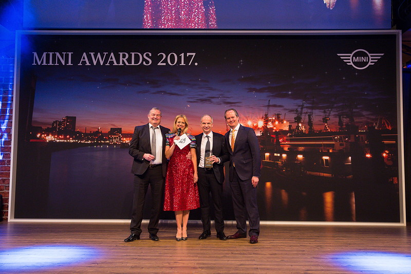 MINI Award 2017 in der Kategorie 'Customer Relationship Management' fr das Autohaus Heermann u. Rhein mit Laudator Sebastian Mackensen, Leiter MINI.