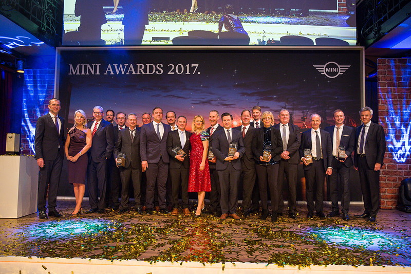 MINI Awards 2017: Die Preistrger mit den Laudatoren und Moderatorin Barbara Schneberger.