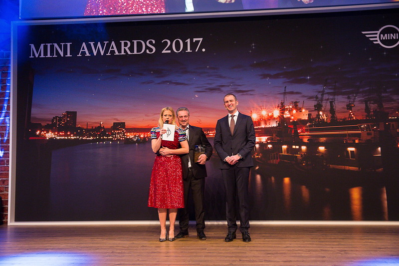 MINI Award 2017 in der Kategorie 'Kundenzufriedenheit Sales' fr das Autohaus Joas mit Laudator und Gastgeber Christian Ach, Leiter Vertrieb MINI Deutschland.