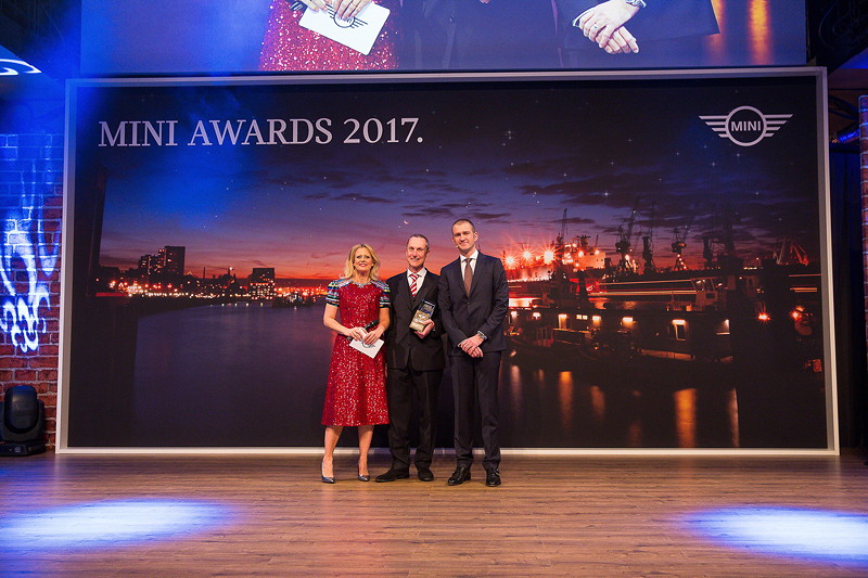 MINI Award 2017 in der Kategorie 'Modellmix Sonderausstattung' fr das Autohaus Kathan mit Laudator und Gastgeber Christian Ach, Leiter Vertrieb MINI Deutschland.