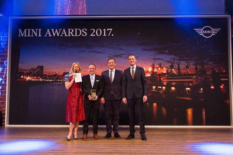 MINI Award 2017 in der Kategorie 'Neue Automobile Retail (Grenklasse 3)' fr die Euler Gruppe mit Laudator und Gastgeber Christian Ach, Leiter Vertrieb MINI Deutschland.