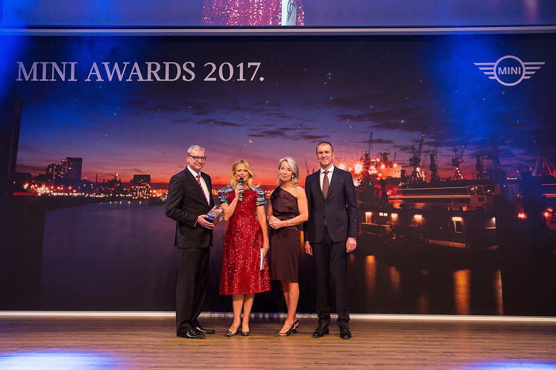 MINI Award 2017 in der Kategorie 'Neue Automobile Retail (Grenklasse 2)' fr das Autohaus Freese mit Laudator und Gastgeber Christian Ach, Leiter Vertrieb MINI Deutschland.