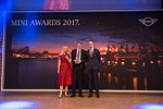 MINI Award 2017 in der Kategorie 'Neue Automobile Retail (Größenklasse 1)' für das Autohaus Sperber mit Laudator und Gastgeber Christian Ach, Leiter Vertrieb MINI Deutschland. 