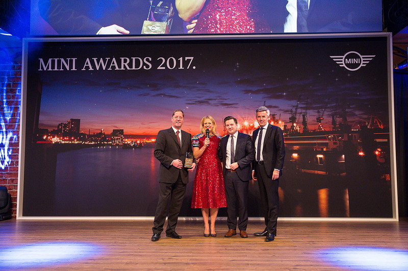 MINI Award 2017 fr den Sonderpreis 'Innovationsmarketing' fr die Procar Gruppe mit Laudator Peter Schwarzenbauer, Mitglied des Vorstands der BMW AG.