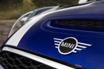 MINI Cooper S Cabrio (Facelift 2018). Neues MINI Logo: auf das Wesentliche konzentriert.