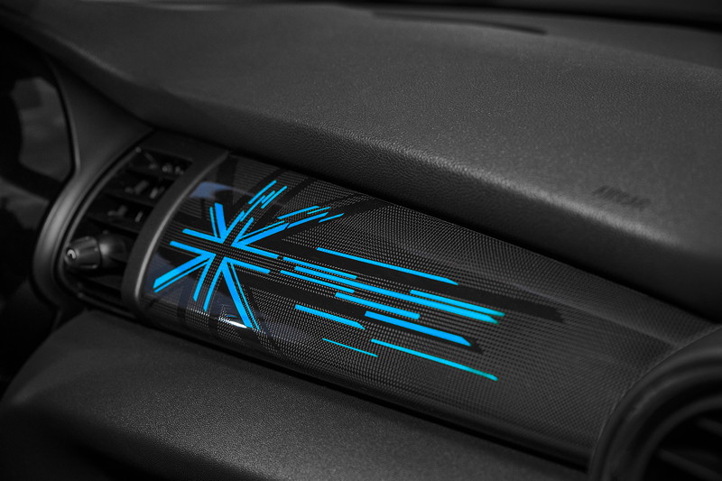 MINI Cooper S Cabrio (Facelift 2018). MINI Yours Interior Style Piano Black illuminiert.