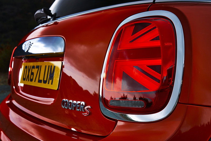 MINI Cooper S Hatch (Facelift 2018). Very british: Heckleuchten im Union-Jack-Design.