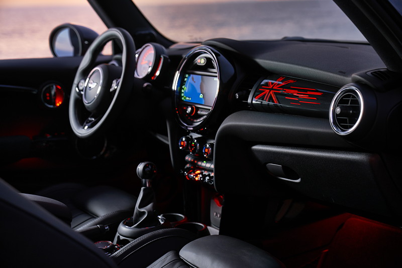 MINI Cooper Hatch (Facelift 2018). MINI Yours Interior Style Piano Black, illuminiert.