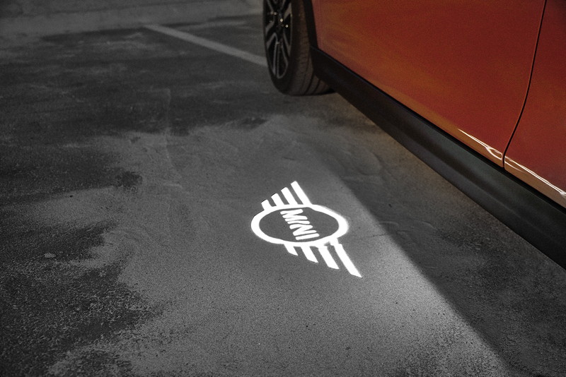 MINI Cooper S Hatch (Facelift 2018), optionaler MINI Logo Projektor im Aussenspiegel.