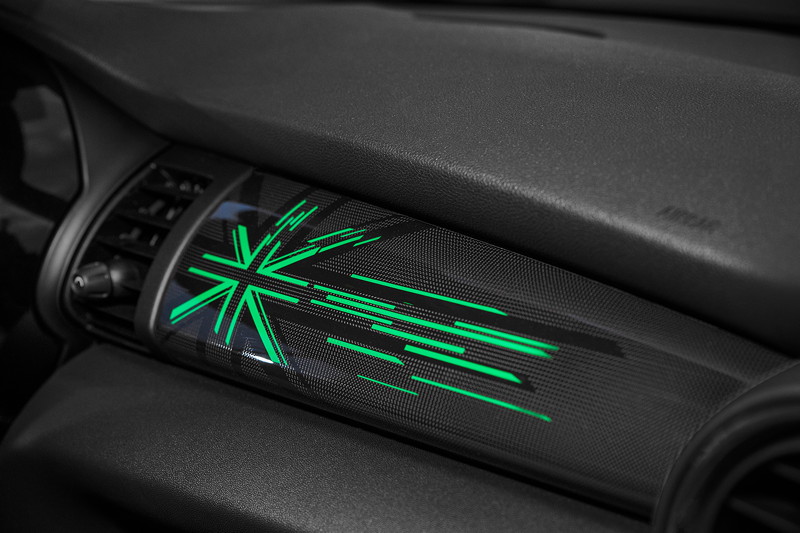 MINI Cooper S Hatch (Facelift 2018). MINI Yours Interior Style Piano Black illuminiert.