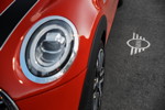 MINI Cooper S Hatch (Facelift 2018). Optionale MINI Logo Projektion im Aussenspiegel.