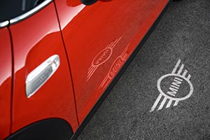 MINI Cooper Hatch (Facelift 2018). Optionale MINI Logo Projektion im Aussenspiegel.